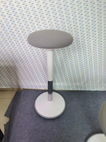 Un bureau debout ergonomique rotatif avec chaise de bureau debout à hauteur réglable, tabouret de bureau debout, tabouret oscillant pour le bureau