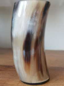 Verres à café en verre de corne de Viking sculptés modernes avec base en résine fabriqués à la main d'Inde par l'artisanat du croissant - Product Image 3
