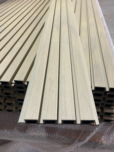 Revêtements muraux extérieurs modernes en WPC avec un design cannelé, panneaux de façade ignifuges et imperméables - Product Image 1