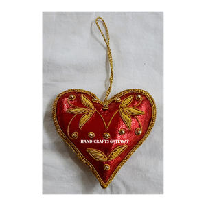 Tissu Matériel Zari Broderie Arbre De Noël Ornement Suspendu Forme De Coeur Couleur Rouge Utilisé Pour Diwali Et Festivals De Noël - Product Image 1