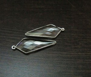 จี้หัวลูกศรทรงบริโอเล็ตต์ ทำจากเงินแท้ 2 ชิ้น ประดับด้วยควอตซ์ใส ขนาด 15x35 มม. พร้อมห่วงเดี่ยว ขอบตัวเรือนแบบ Bezel ชุบหลายสี - Product Image 2