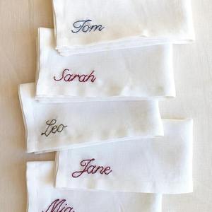 Serviettes brodées à la main en lin biologique avec forme carrée monogramme personnalisée pour les occasions spéciales d'anniversaire de mariage - Product Image 4