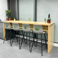 Table de bar moderne en bois avec tabourets, comptoir de bar haut, îlot de cuisine pour bureau ou salle de pause