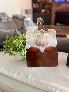 Elegante tabla de cortar de resina ideal para entretener a los invitados y presentar aperitivos o charcutería con elegancia - Product Image 6