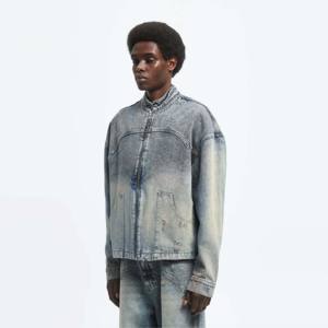 Blouson en jean pour homme-Bleu délavé, silhouette carrée avec délavage à l'acide, effets de blanchiment délavés et coutures décoratives - Product Image 3