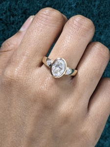 Anillo de compromiso y boda de lujo para mujer, de oro amarillo macizo de 14K, con moissanita de corte ovalado de 2.20 ct y engaste de bisel, ideal para fiesta. - Product Image 2