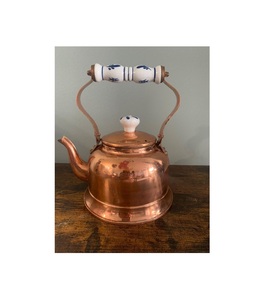 Hervidor de cobre antiguo para chimenea o estufa con cuerpo hecho a mano para entornos temáticos históricos o vintage - Product Image 4