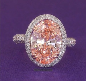 Bague de fiançailles en diamant de laboratoire ovale rose vif de 6.63 carats en or jaune 18 carats Halo Full Diamond IGI Certified Gift Party - Product Image 1