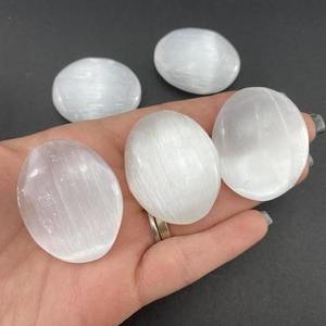 Ma-rốc selenite worrystone <span class=keywords><strong>cabachone</strong></span> thời đại mới siêu hình chữa bệnh tinh thể đá quý Ấn Độ đá quý selenite lỏng Cabochon - Product Image 1