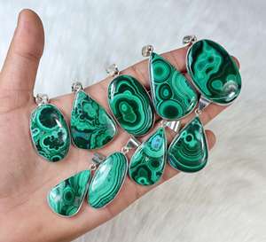 จี้เครื่องประดับเงินทำด้วยมือพร้อมสร้อยคอหินอัญมณีมรกตธรรมชาติทรงหลังเบี้ย - Product Image 6