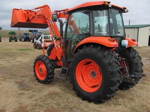 Tracteur Kubota M7060 70 CV à transmission par engrenages, tracteur utilitaire agricole avec pelle frontale pour travaux sur le terrain et en cour - Product Image 3