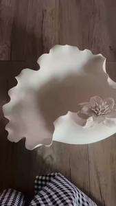 Bol décoratif blanc avec design antique Plateau de pièce maîtresse de style vintage élégant pour la table de salon à la maison ou l'affichage d'événements - Product Image 2