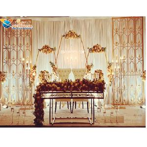 Ensemble de bougies murales modernes et légères de designer exclusif pour la scène de réception avec couleur et taille personnalisées en métal doré sculpté aux États-Unis - Product Image 1