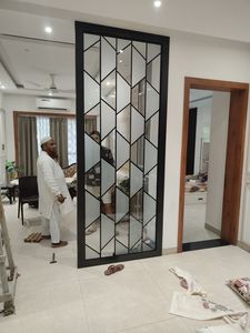 Elegante y moderna pared divisoria de metal con detalles contemporáneos, ideal para necesidades de decoración minimalista en el hogar y en espacios comerciales. - Product Image 6