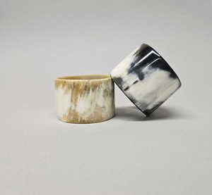 Conjunto de Brazaletes de Cuerno de Búfalo Natural Ecológico, Acabado Pulido, Joyería Artesanal para Mujer - Product Image 1