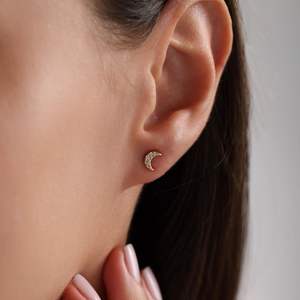 Pendientes Minimalistas de Plata de Ley 925 con Baño de Oro de 14K, Diseño de Luna con Circonitas, Joyería para Uso Diario, Regalo - Product Image 5