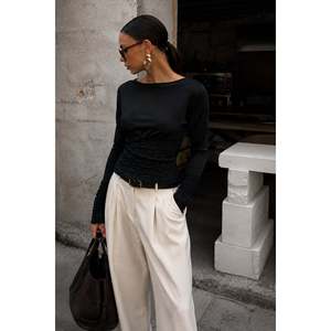 Blusa con cuello kayak y detalle en la cintura Gipe - Negra - Negra - Product Image 1