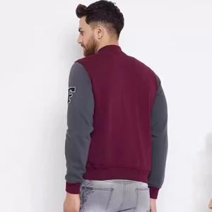 Chaqueta Bomber Varsity de lona con manga de cuero de pez personalizada, chaqueta de invierno ajustada con forro polar, botón de piel de oveja para hombres y mujeres - Product Image 2