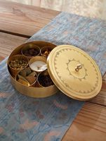 Masala dabba en laiton sculpté à la main avec un design complexe pour le stockage des épices de qualité supérieure et la décoration de la cuisine avec une touche ethnique