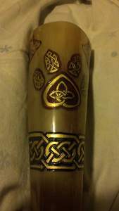 Taza de cerámica de cuerno vikingo festivo hecho a mano para hidromiel y cerveza para fiestas navideñas y alegrías navideñas - Product Image 3