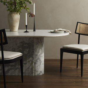 Table de salle à manger ovale en marbre blanc de style italien avec base festonnée en marbre blanc à texture lourde pour intérieur et extérieur - Product Image 2