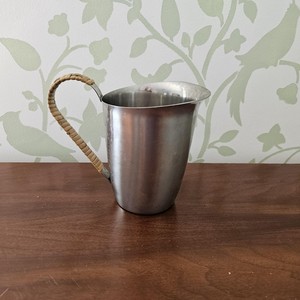 Pichet à eau vintage en acier inoxydable avec poignée enveloppée de rotin Pichet à eau moderne du milieu du siècle - Product Image 3