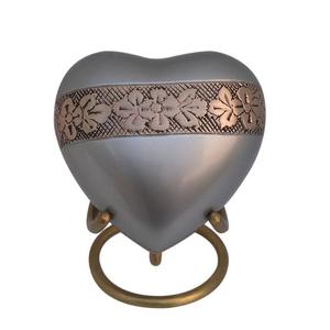 Belle urne coeur en bande gravée de couleur grise avec support urnes coeur en métal artisanales disponibles en gros meilleur prix urne en métal - Product Image 1