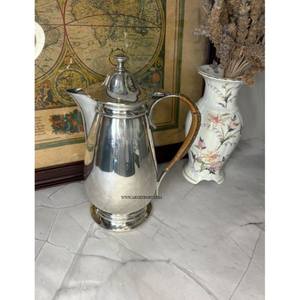 กาต้มน้ำดัลลาห์ทองเหลืองดีไซน์ใหม่ ความจุ 1 ลิตร สำหรับกาแฟและชา พร้อมด้ามจับไม้ ที่อุ่นนมแบบอาหรับ ราคาขายส่ง - Product Image 1