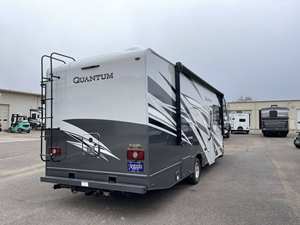 Camping-car d'occasion 2023-2024 Thor Motor Quantum Luxe en aluminium pour 4 à 6 personnes, utilisation en extérieur et à domicile - Product Image 2