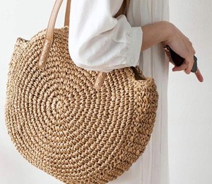 Bolso de Playa de Rafia Tejido a Mano: Bolso Redondo Estilo Boho con Asas de Cuero - Product Image 1