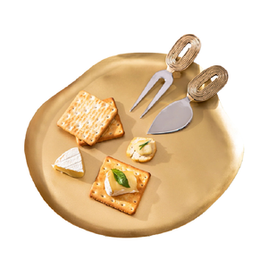 Bandeja de proveedor de servicio Breck Fist con bandeja decorativa de hoja de Metal de latón con acabado antiguo dorado forma Irregular redonda para servir - Product Image 1