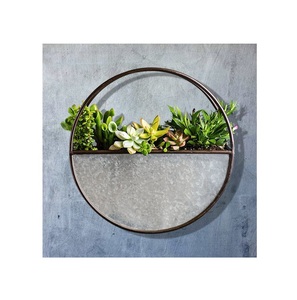 El elegante diseño contemporáneo de macetas de metal para colgar en la pared agrega un toque sofisticado y moderno a cualquier espacio de hogar u oficina - Product Image 1