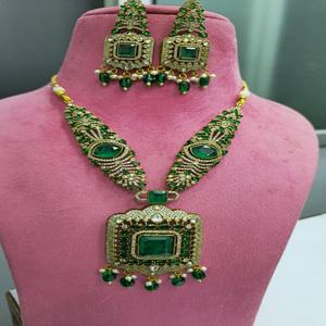 ชุดสร้อยคอโพลกีคุณภาพพรีเมียมแบบดั้งเดิมของอินเดีย เหมาะสำหรับงานปาร์ตี้ งานแต่งงาน มีหลายสีให้เลือก - Product Image 1