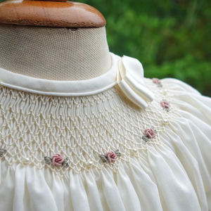 Robe en lin doux smockée faite à la main pour les petites filles, style décontracté pour le premier anniversaire de bébé, fabrication OEM au Vietnam - Product Image 4