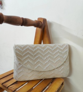 Bolso bandolera con solapa de diseñador para niñas, función de fiesta, uso de boda con bordado de cuentas y piedras de la India - Product Image 3