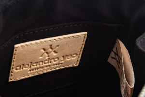 Bolso cruzado Amelita para mujer, de cuero genuino tallado a mano, de alta calidad artesanal, acabados de lujo, con herramientas manuales. - Product Image 4