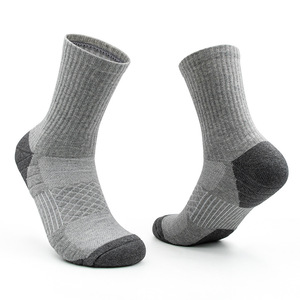 Vente en gros, faible MOQ, 10 paires de chaussettes de sport pour hommes, coton/fibre de bambou, séchage rapide, couleurs et logo personnalisés - Product Image 2