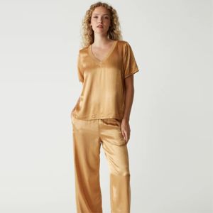 Chemisier élégant à manches courtes et col en V pour femme-Idéal pour les bureaux professionnels, disponible en noir et blanc classique - Product Image 1