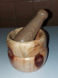 Mortero y pilón de madera genuina, elaborados para un molido manual eficiente que proporciona un auténtico realce de sabor durante la cocción. - Product Image 4