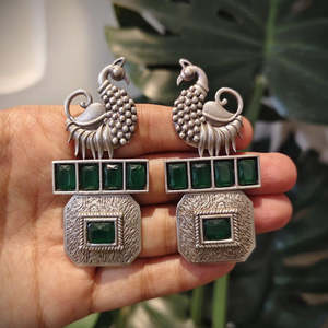 Boucles d'oreilles clous motif paon Tribal Tales, serti de pierres multiples en grappe, incrustation animale - Product Image 1