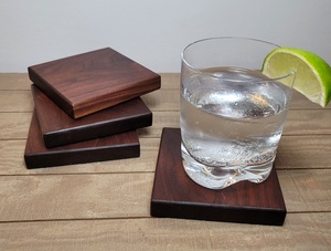 Alta o demanda Posavasos de madera de la mejor calidad Posavasos de nogal Posavasos de madera redondos cuadrados Diferentes diseños Formas disponibles - Product Image 1