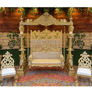 Columpio de madera dorada para boda Gujarati de lujo EE. UU. Rajasthani Golden Jhoola Swing Diseño tradicional para bodas al aire libre EventParty - Product Image 2