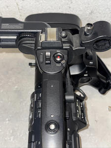 Nueva Cámara de Video ProHD GY-HM850U 4K de Alta Definición con Lente de Zoom Fujinon de 20x, Prueba de Visión Nocturna, Proyección MP3, Resistente al Agua y con WiFi - Product Image 3