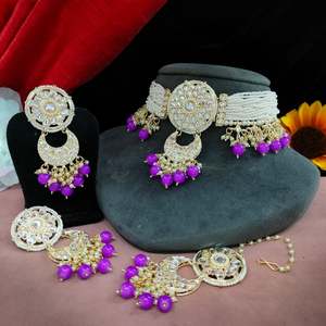 Superbe ensemble de tour de cou de travail Kundan et perles avec tour de cou Maang Tikka assis gracieusement autour du cou appel royal et traditionnel - Product Image 1