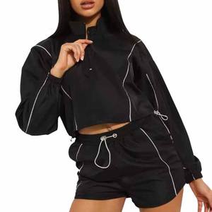 Ensemble de vêtements de sport deux pièces de haute qualité pour femmes Logo personnalisé Sweat à capuche court et short de grande taille à motif solide Survêtements - Product Image 5