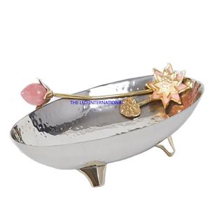 ชามรูปดอกไม้เคลือบทอง ผิวมันวาว ลายตอกแบบมีเท็กซ์เจอร์ รูปทรงวงรี ทำจากสแตนเลสและทองเหลือง สำหรับตกแต่ง - Product Image 1