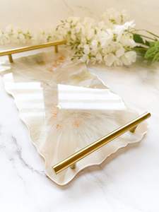 Plateau de service en résine de haute qualité, parfait pour les anniversaires, les mariages et les événements de réception haut de gamme à domicile. - Product Image 2