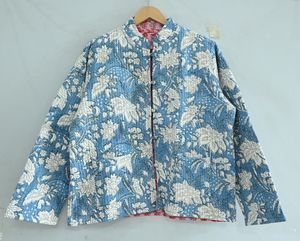 Veste en coton matelassée à boutons tissés à la main en Inde, imprimé floral, 2 poches, réversible, imprimé, vêtements d'hiver pour femmes - Product Image 2