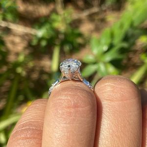 Anillo de bodas con corte Marquesa de 3,86 CT, anillo de acento oculto de moissanita incolora, anillo de compromiso de oro blanco sólido de 18 quilates para ella - Product Image 3