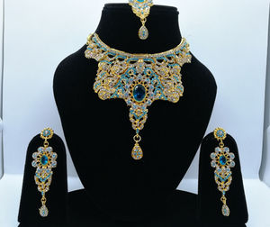 Ensemble de bijoux en zircon de style antique, fait à la main, avec collier, boucles d'oreilles et maang tikka en turquoise, plaqué or, pour les occasions spéciales - Product Image 1